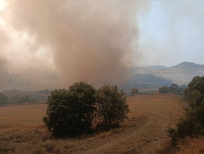 El incendio, declarado el pasado miércoles en el término municipal de Orés, continúa activo y se ha convertido en uno de los mayores registrados este año en Aragón.