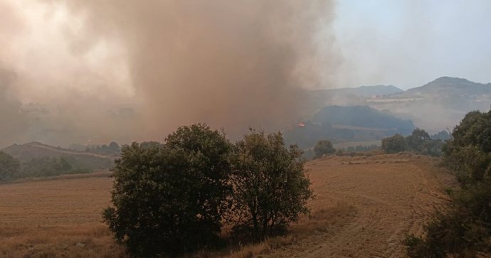 El incendio, declarado el pasado miércoles en el término municipal de Orés, continúa activo y se ha convertido en uno de los mayores registrados este año en Aragón.