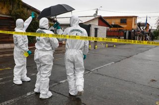 Santiago, 17 de julio de 2026. Carabineros realiza pericias en calle Cooperacion, comuna de Lo Espejo, donde dos funcionarios de la instituci n fueron baleados durante una fiscalizacion a un individuo no identificado que se dio a la fuga. Dragomir