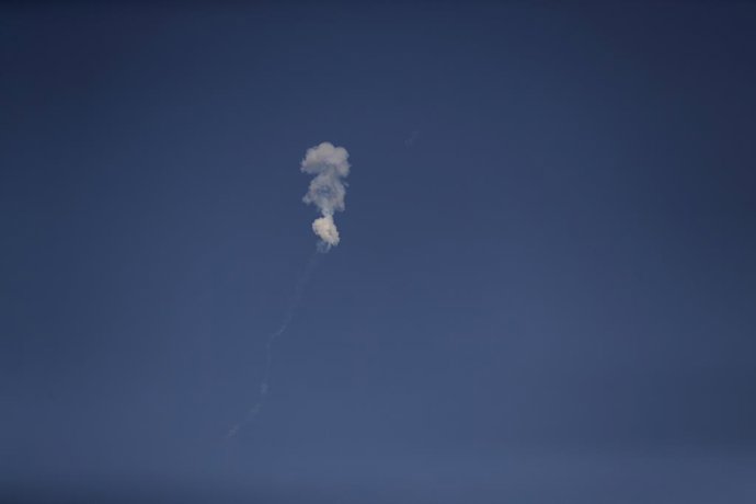17 July 2026, Qatar, Doha: Missiles are intercepted over Doha, following explosions during a missile attack. According to the Qatari Ministry of Defence, the Qatari Armed Forces intercepted missiles targeting the country. Photo: Stringer/dpa