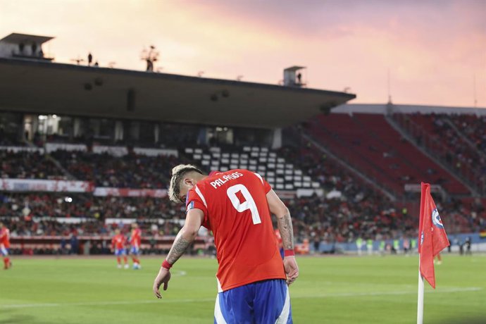 Futbol, Chile vs Bolivia. Primera rueda, clasificatorias al Mundial 2026. El jugador de la seleccion chilena Carlos Palacios es fotografiado durante el partido de la primera rueda de las eliminatorias al mundial de 2026 contra Bolivia disputado en el
