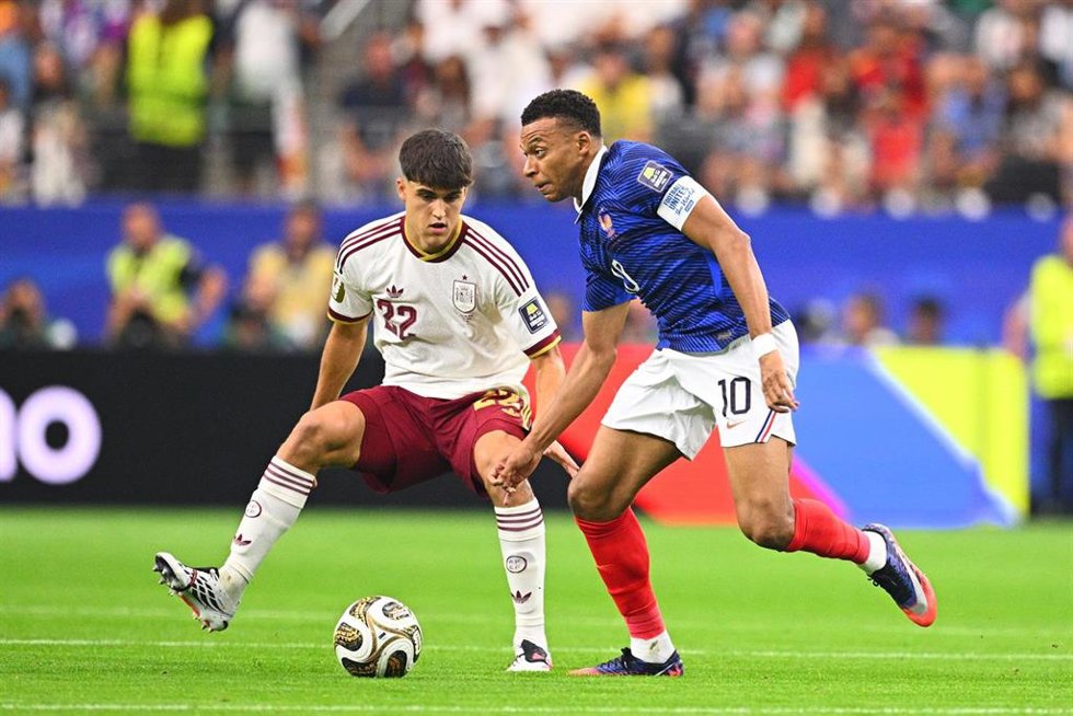 Pau Cubarsí ante Kylian Mbappé en el España-Francia de las semifinales del Mundial 2026