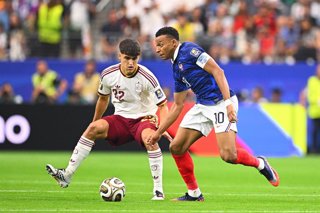 14 July 2026, US, Arlington: France's Kylian Mbappe (R) and Spain's Pau Cubarsi battle for the ball during the 2026 FIFA World Cup semi-final soccer match between France and Spain at the Dallas Stadium. Photo: Tom Weller/dpa