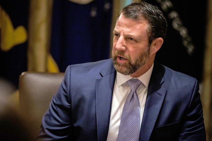Archivo - Arquivo - 27 de maio de 2026, Washington, Distrito de Columbia, EUA: O secretário de Segurança Interna dos Estados Unidos (DHS), Markwayne Mullin, durante uma reunião do Gabinete com o presidente dos EUA, Donald Trump, na Sala do Gabinete da Cas