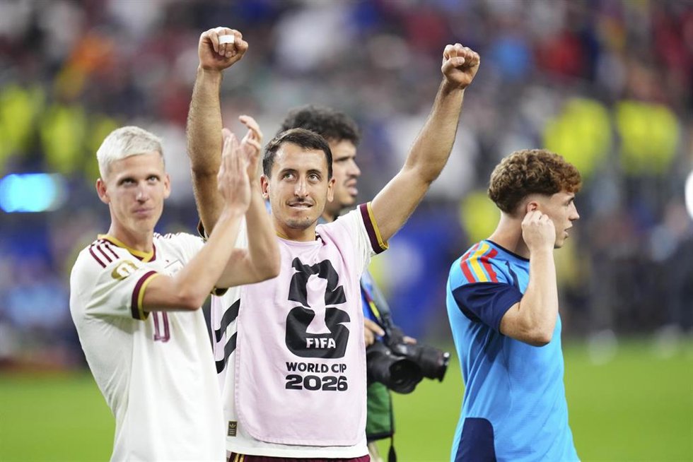Mikel Oyarzabal celebra el pase a la final del Mundial junto a Dani Olmo