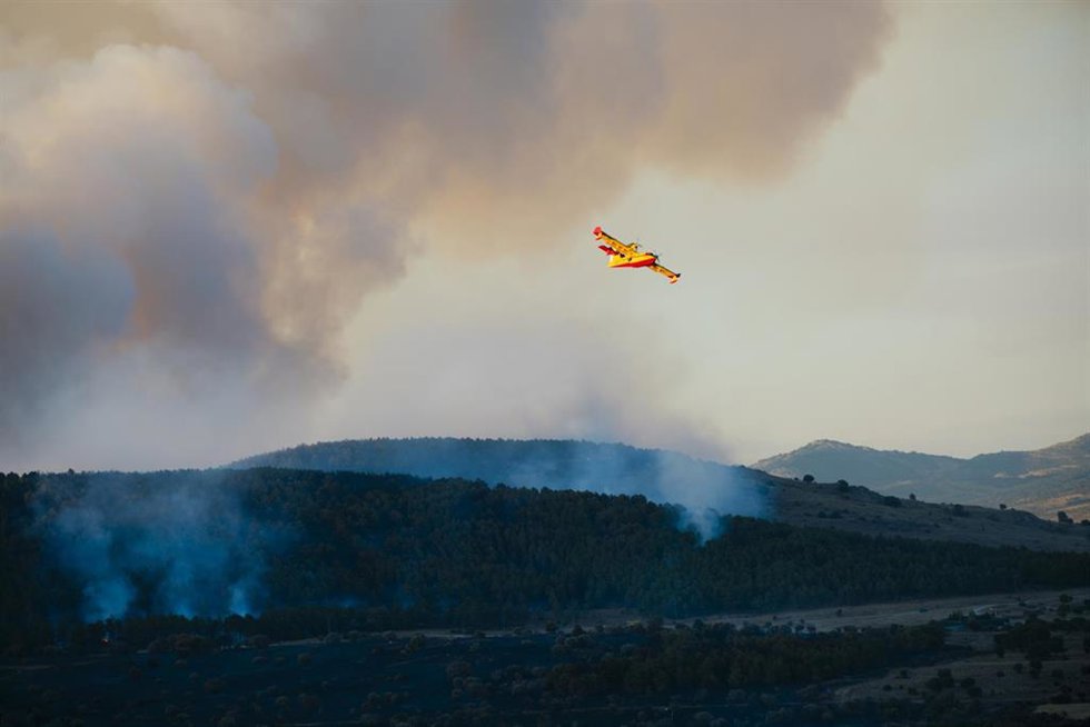 Un hidroavión trabaja en las tareas de extinción del incendio de Lozoyuela, a 16 de julio de 2026, en Lozoyuela, Madrid (España).