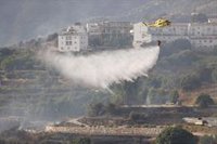 Levantan el confinamiento de Cómpeta por el incendio de Árchez (Málaga), que obliga a mantener a 162 desalojados