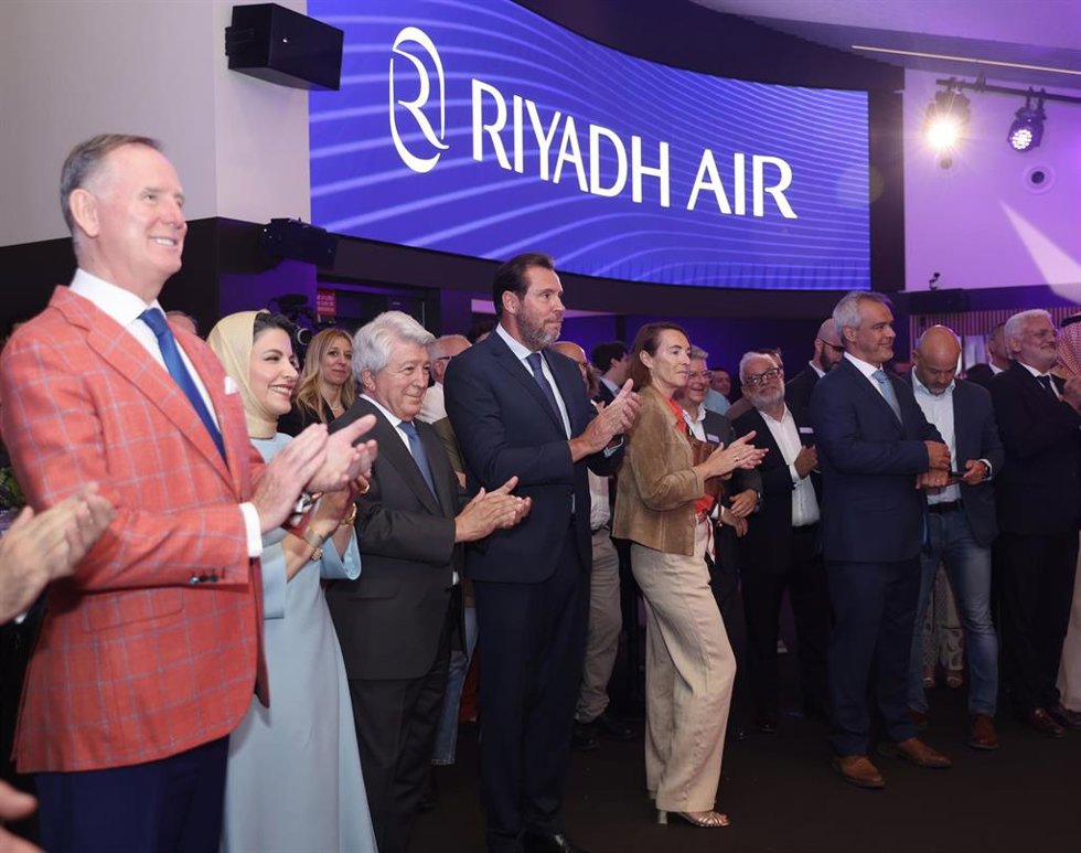 Oscar Puente junto a Enrique Cerezo durante el acto de inauguración de la nueva línea aérea de Riyadh Air.