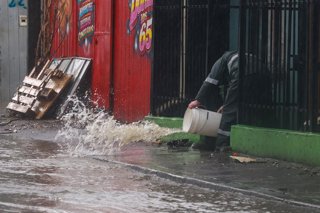 Penco, 16 de julio de 2026 Pescadores del sector Cerro Verde Bajo, intentan rescatar sus botes que son arrastrados por la la marea que ingreso hasta la calle. Carlos Acuna/Aton Chile