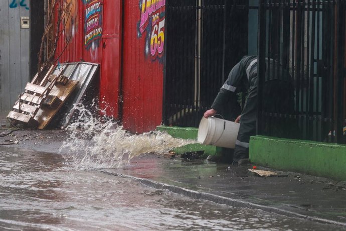 Penco, 16 de julio de 2026 Pescadores del sector Cerro Verde Bajo, intentan rescatar sus botes que son arrastrados por la la marea que ingreso hasta la calle. Carlos Acuna/Aton Chile
