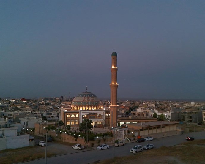 Archivo - May 27, 2026, Erbil, Kurdistan Region, Iraq: Muslims attend Eid al Adha prayers and exchange greetings at the Mullah Yassin Zirangar Mosque in the Baharka sub-district of Erbil Iraq Eid al Adha or the Feast of Sacrificeis one of the most importa