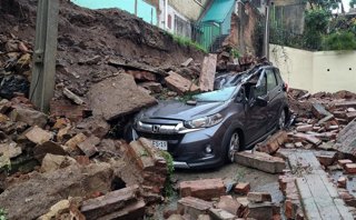 Viña del Mar  16 de Julio de 2026  Un muro perimetral cayo sobre un vehiculo debido a las fuertes lluvias en el sector de Recreo en Vina del Mar.  Manuel Lema/ Aton Chile