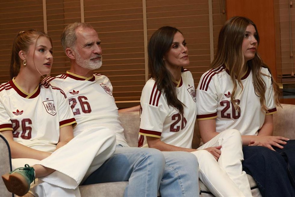 (I-D) La Princesa Leonor; el Rey Felipe VI, la Reina Letizia; y la Infanta Sofia; visualizan el partido de semifinales del Mundial de fútbol entre España y Francia, a 14 de julio de 2026, en Madrid (España).