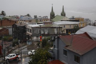 Valparaiso, 17 de julio 2026  Personal de Chilquinta trabaja en la reposicion del suministro electrico tras cortes de energia durante el sistema frontal   Sebastian Cisternas/Aton Chile