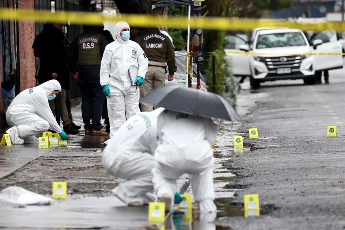 Santiago, 17 de julio de 2026. Carabineros realiza pericias en calle Cooperacion, comuna de Lo Espejo, donde dos funcionarios de la instituci n fueron baleados durante una fiscalizacion a un individuo no identificado que se dio a la fuga. Dragomir