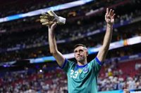 'Dibu' Martínez: "No me pesa la presión, solo me trato de calzar los guantes"