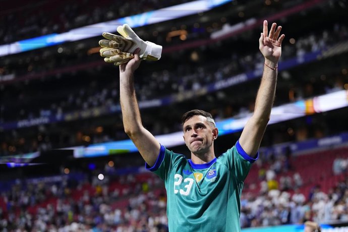 Emiliano Martínez, durante un partido.
