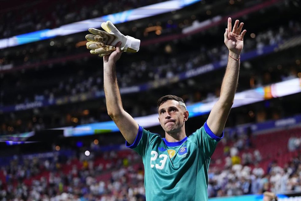 Emiliano Martínez, durante un partido.