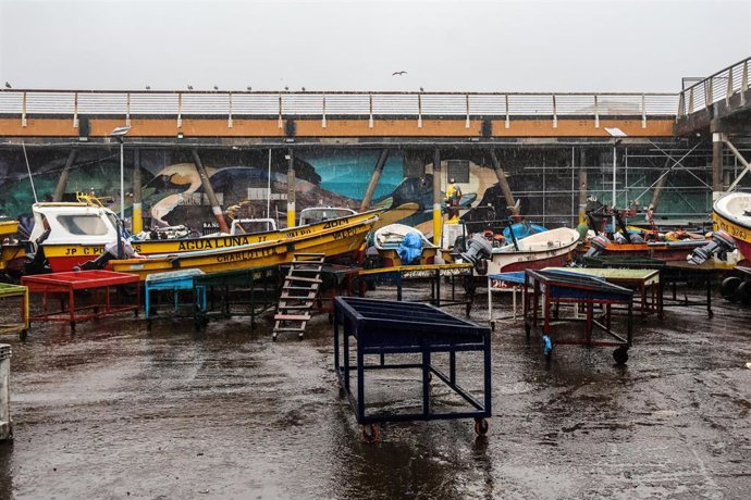 Imagen de Caleta Portales durante el sistema frontal que azota Valparaíso, Chile, con fuertes vientos, lluvia y oleaje.