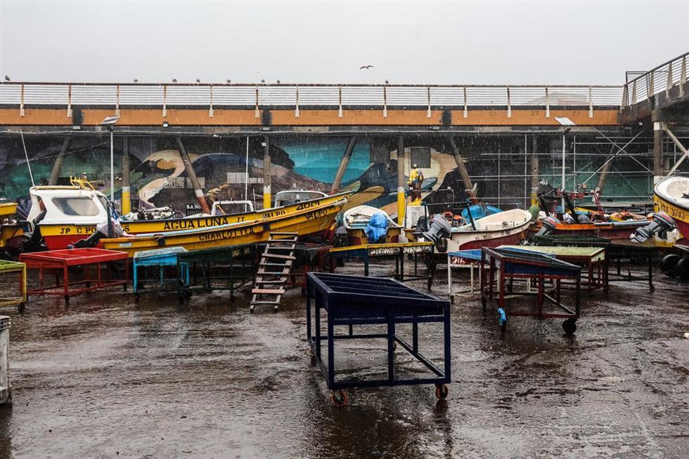 Imagen de Caleta Portales durante el sistema frontal que azota Valparaíso, Chile, con fuertes vientos, lluvia y oleaje.