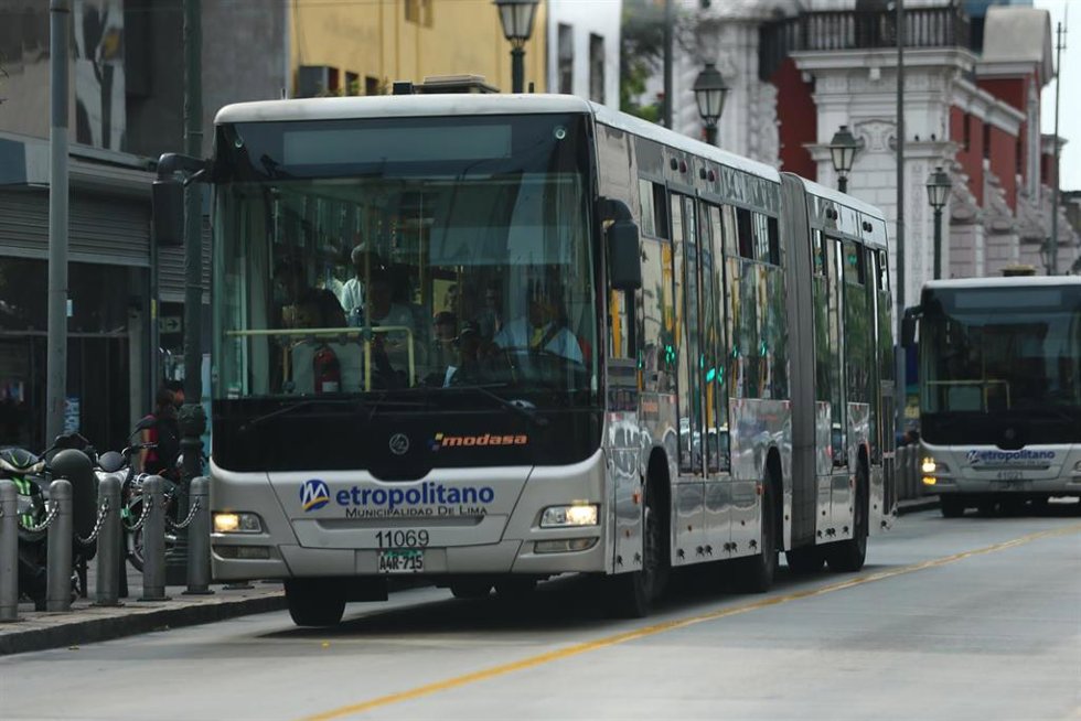Archivo - Autobús metropolitano peruano (archivo)