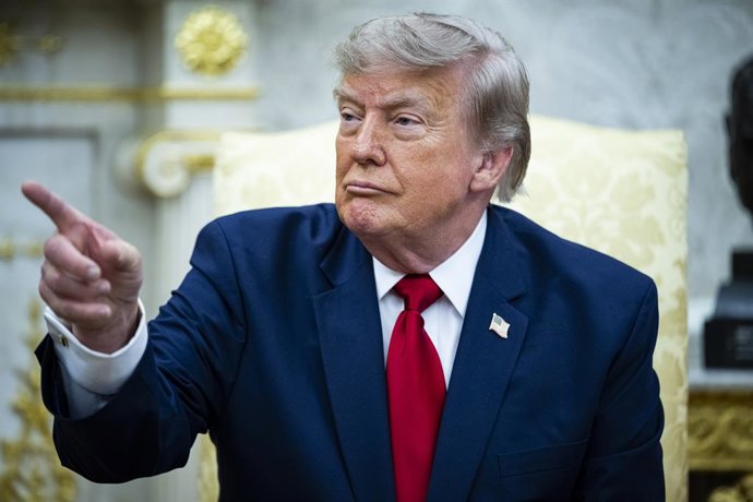 14 de julho de 2026, Washington, Distrito de Columbia, EUA: O presidente dos EUA, Donald Trump, conversa com o primeiro-ministro iraquiano Ali al-Zaidi (que não aparece na foto) durante reunião no Salão Oval da Casa Branca, em Washington, DC, EUA, em 14 d