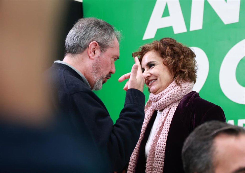 Archivo - La secretaria general del PSOE-A, María Jesús Montero, junto al portavoz del PSOE en el Senado, Juan Espadas, al inicio de la reunión de la Interparlamentaria regional socialista. A 10 de enero de 2026 en Alcalá de Guadaíra, Sevilla (Foto de arc