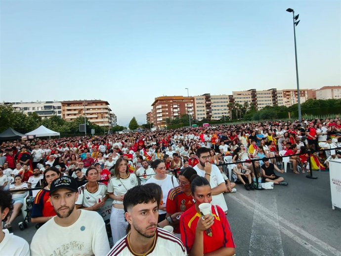 Aficionados en el Hyundai Fan Park durante la semifinal entre España y Francia