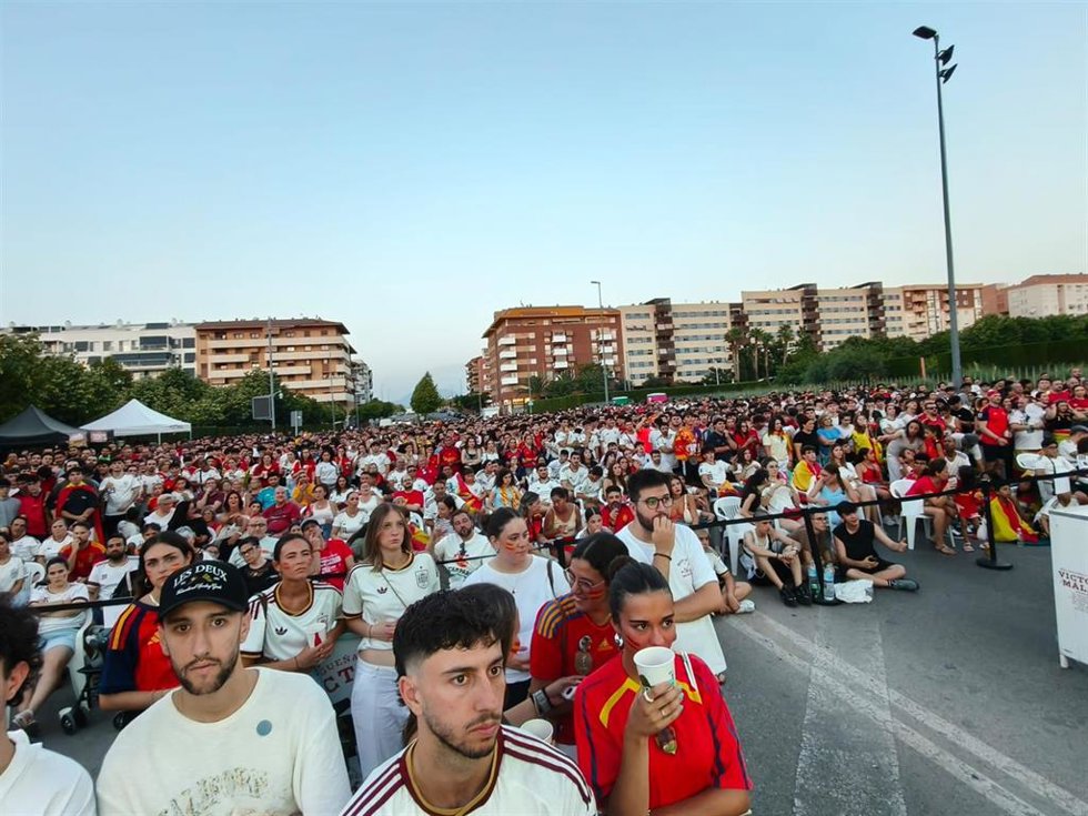Aficionados en el Hyundai Fan Park durante la semifinal entre España y Francia