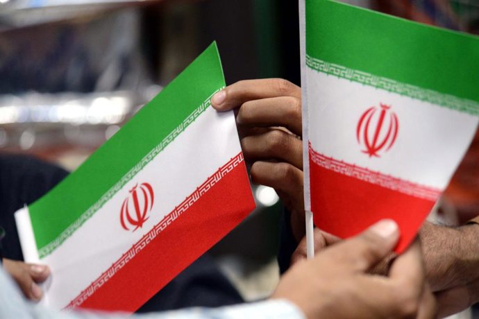 Archivo - March 1, 2026, Pakistan: Iranian flags and other items are being selling for the celebration after US and Iran ceasefire for two weeks, at Paper Market in Karachi on Thursday, April 9, 2026.
