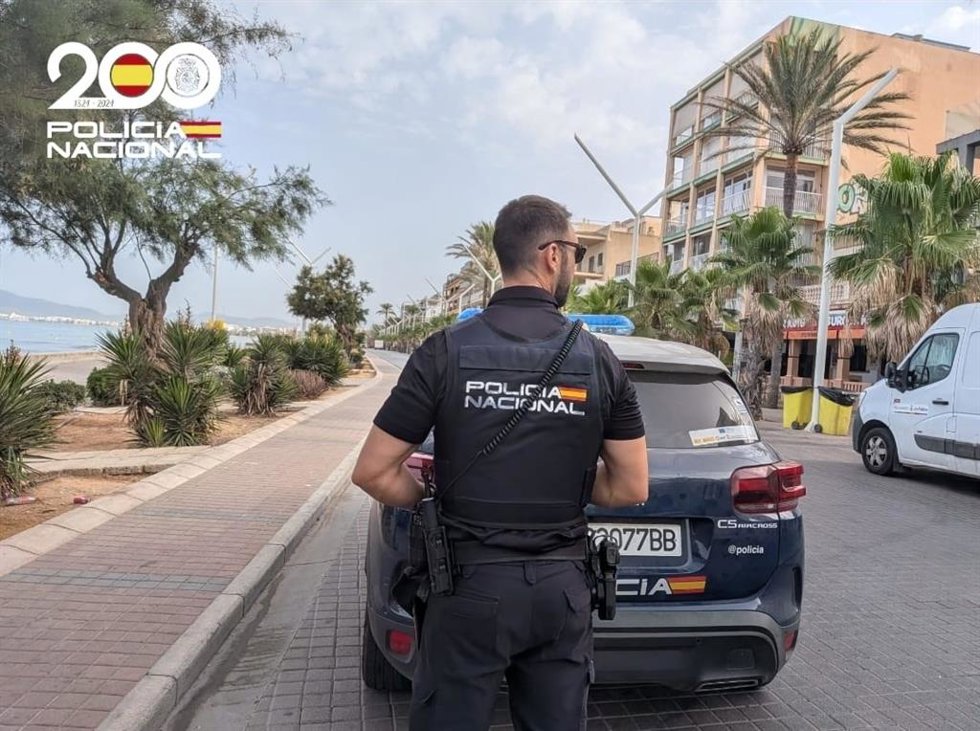 Agente de la Policía Nacional en Playa de Palma.