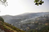 Regresan a sus viviendas los desalojados por el incendio de Árchez (Málaga), que desciende a fase preemergencia