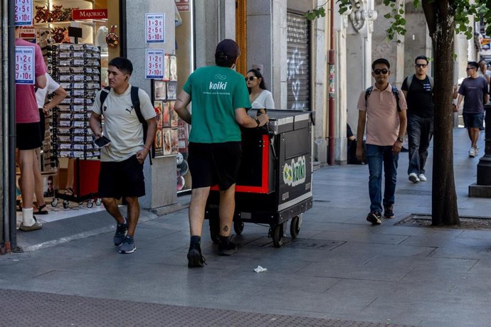 Archivo - Una persona trabajando.