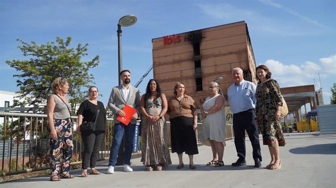 Archivo - Grupo municipal del PSOE junto al hotel incendiado en Málaga capital 