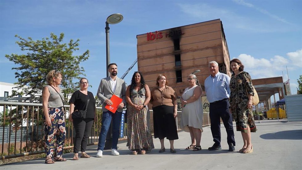 Archivo - Grupo municipal del PSOE junto al hotel incendiado en Málaga capital 