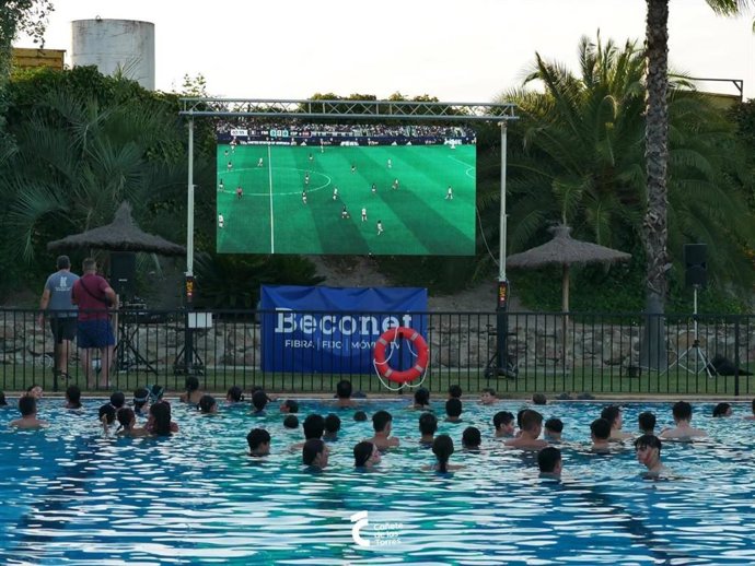 Aficionados viven la semifinal entre España y Francia en la piscina municipal de Cañete de las Torres.