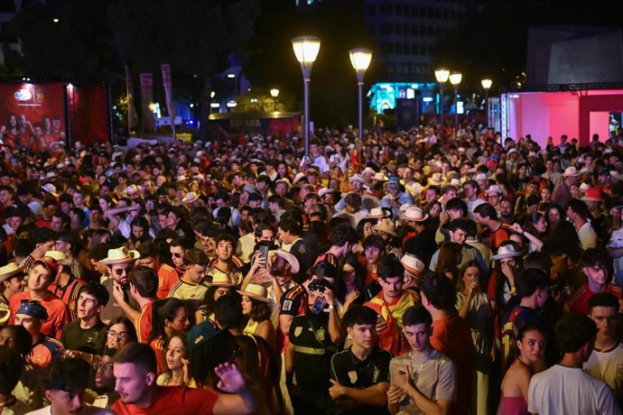 Archivo - Aficionados celebran la victoria de España en un partido del Mundial 2026