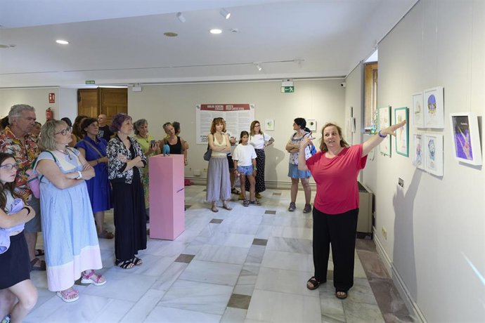 La consejera de Cultura, Deporte y Turismo del Gobierno de Navarra, Rebeca Esnaola, visita en el Palacio de Bertiz la exposición 'Dibujos Medicina / Sendagaiak', de la ilustradora especialista en literatura infantil y juvenil Myriam Cameros Sierra.