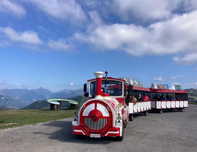 El tren turístico de Aller regresa este agosto con cuatro rutas para explorar el municipio.