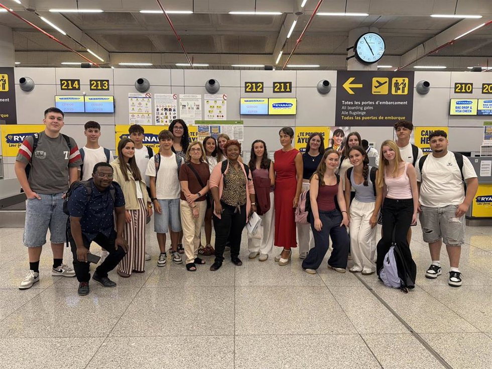 Algunos de los alumnos participantes en los programas de inmersión lingüística antes de partir hacia sus destinos.