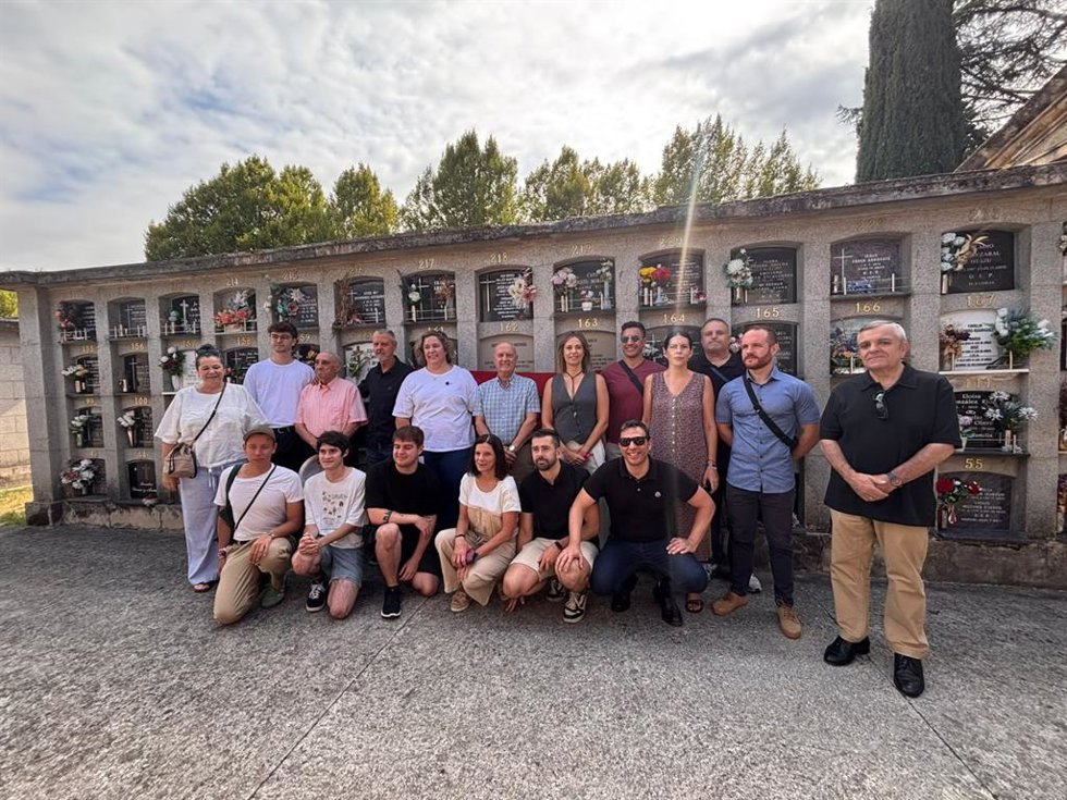 Acto del PSN en el cementerio de Pamplona.
