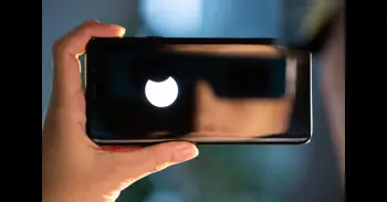 Observar el eclipse sin protección adecuada puede causar daños irreversibles en los ojos: Por qué no vale cualquier gafa