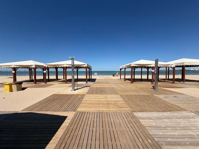 Archivo - Imagen de archivo de las pasarelas de madera de acceso a una playa.