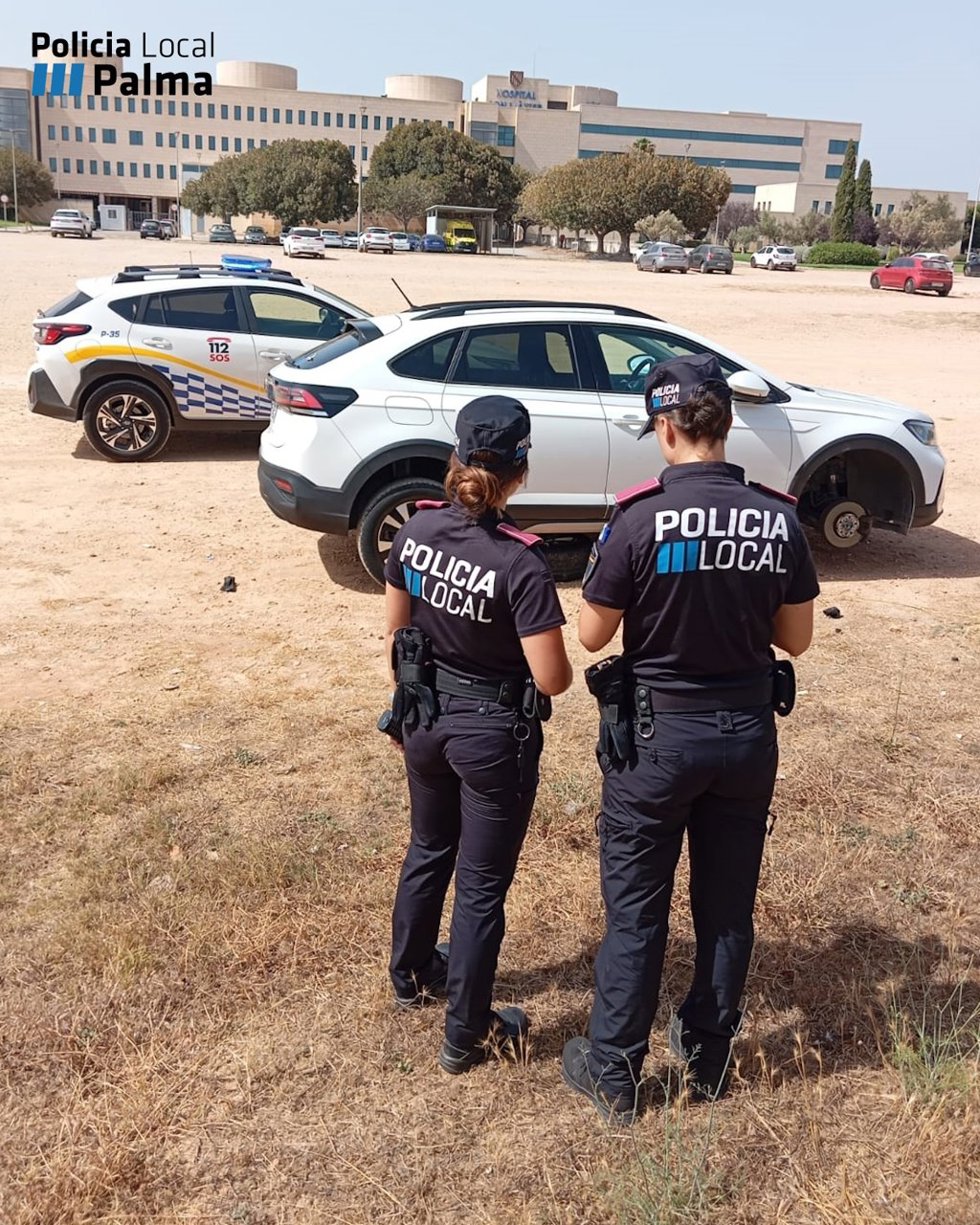 Agentes de la Policía Local de Palma junto al coche robado.
