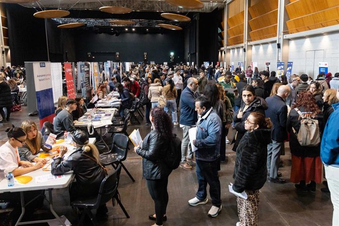 Archivo - Salón del Empleo 2026 organizado por el Ayuntamiento de Zaragoza en la sala multiusos del Auditorio de Zaragoza