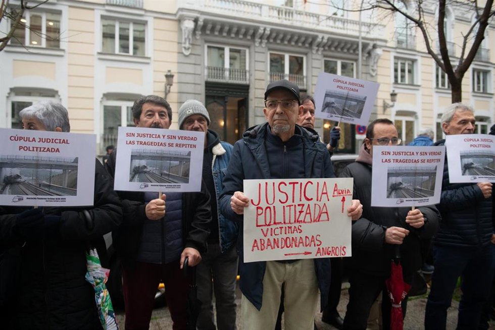 Archivo - Varias personas durante la concentración en rechazo a la absolución del exdirector de seguridad de Adif tras el accidente de Angrois, a 26 de enero de 2026, en Madrid (España). El accidente ferroviario de Angrois, en 2013, dejó 80 muertos y más 