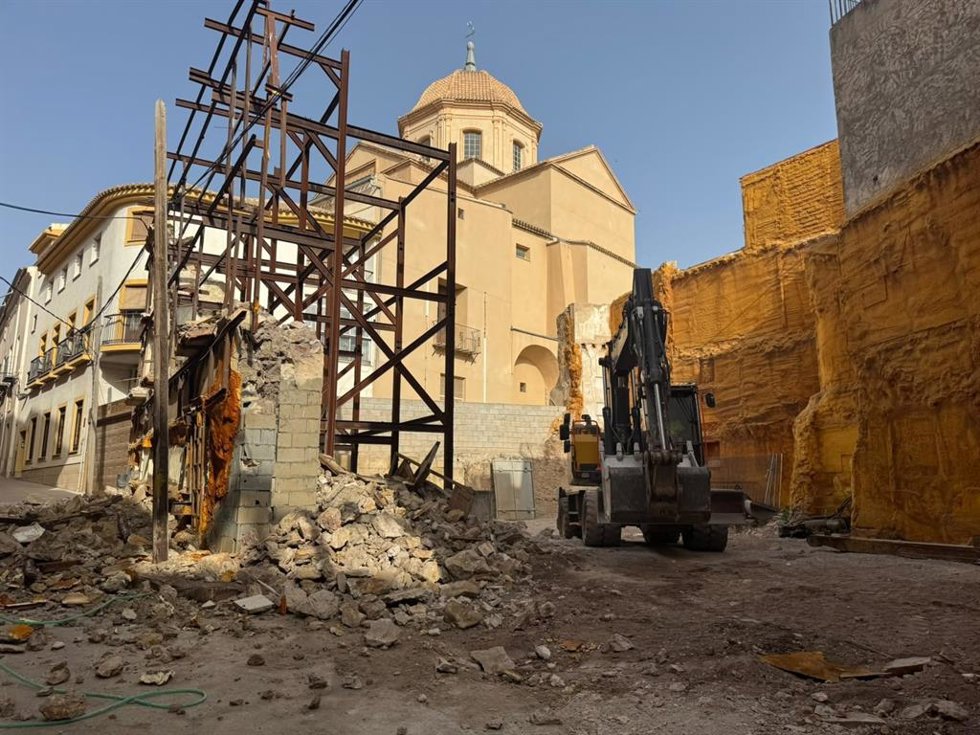 El Ayuntamiento de Lorca inicia el derribo de la fachada de calle Leonés
