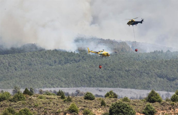 Medios aéreos trabajan en la extinción del incendio, a 17 de julio de 2026, en La Mierla, Guadalajara, Castilla-La Mancha (España). La evolución del incendio declarado este jueves, 16 de julio, en la población guadalajareña de La Mierla ha provocado que e