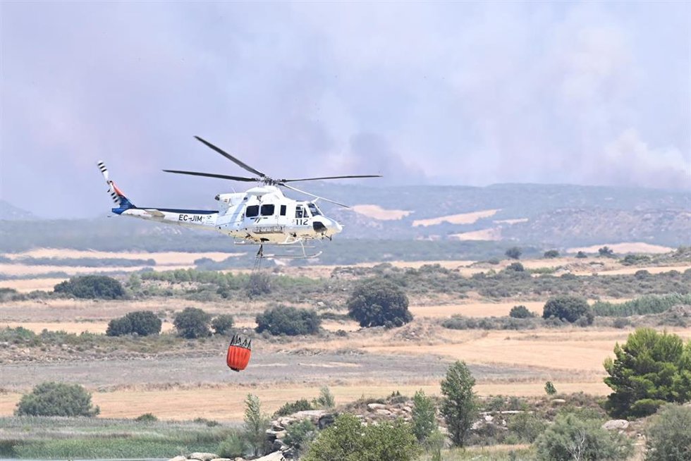 Un helicóptero contribuye en las labores de extinción del incendio, a 16 de julio de 2026, en Cinco Villas, Zaragoza, Aragón (España).   
