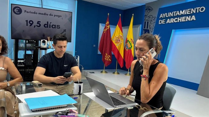 La alcaldesa de Archena, Patricia Fernández, durante la reunión del pago a proveedores